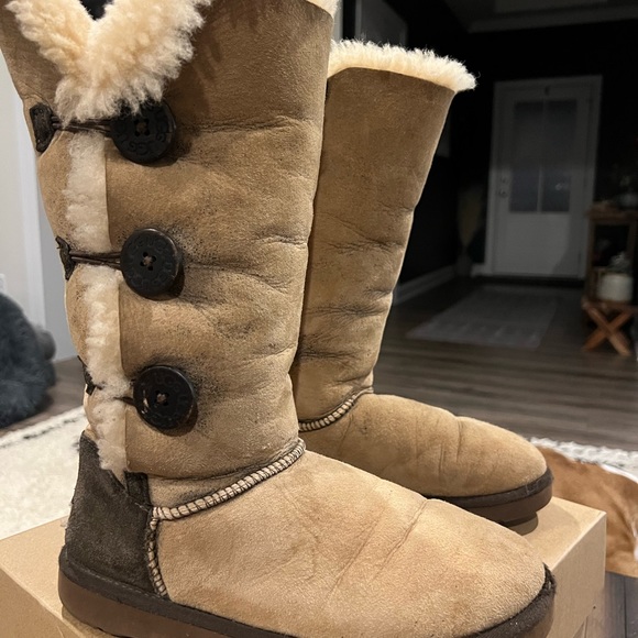 Women’s size 7 UGG’s - Picture 3 of 5